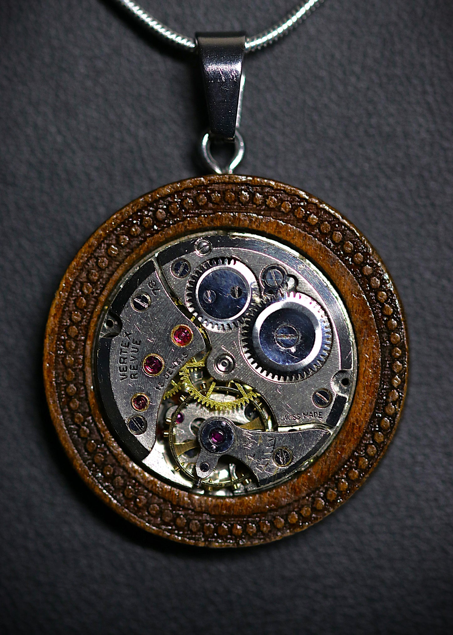 Necklace Swiss with Bevelled Edge in Wooden Surround